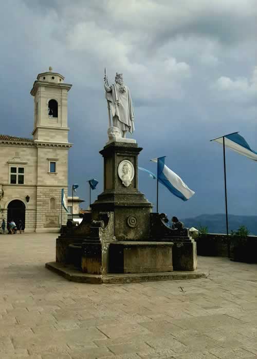 Statua in piazza a San Marino