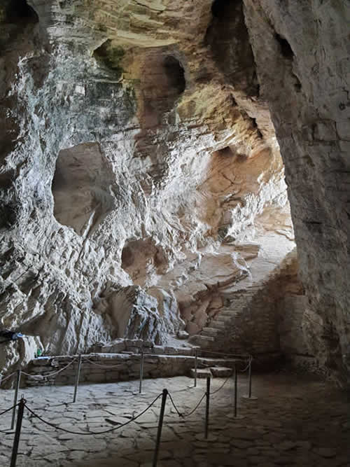 Interno della Grotta Sant’Angelo