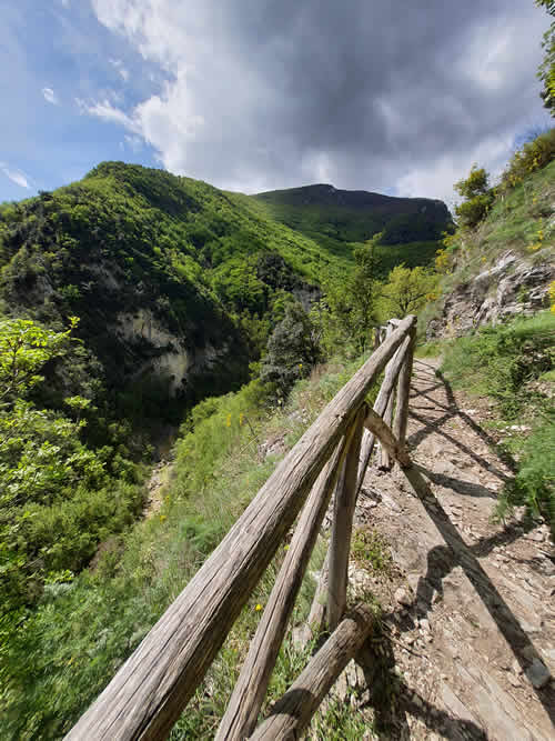 Seniero per la Grotta Sant’Angelo Gole del Salinello