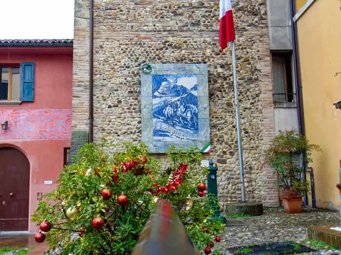 Piazza e decorazioni Dozza