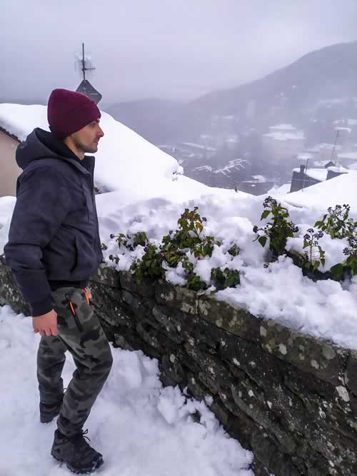 Ragazzo a Sestola sulla neve