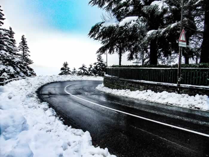 Strada con neve Sestola