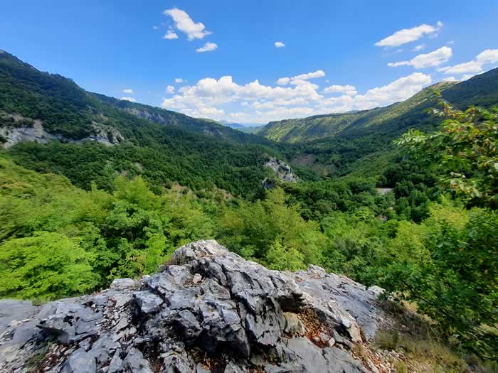 Panorama dal sentiero per Arco di Fondarca