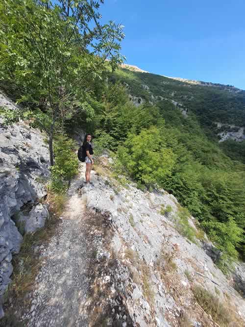 Ragazza che fa trekking