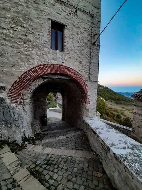 Arco in pietra su una via