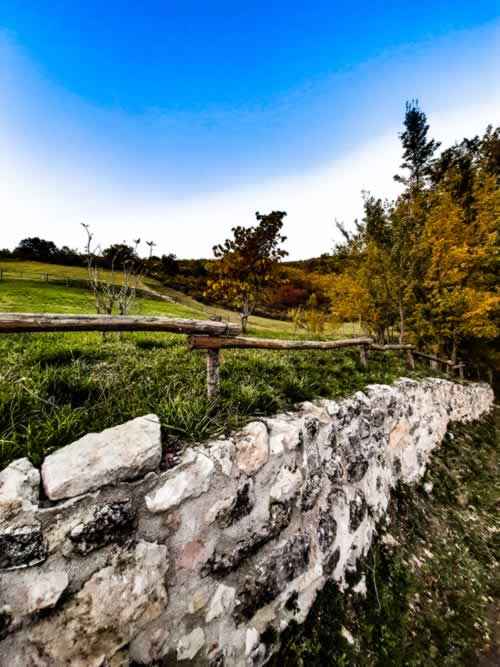 Muretto costruito in pietra