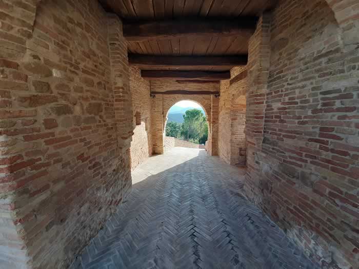 Arco in pietra medievale