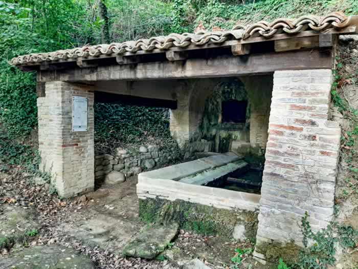 Vecchia fonte con lavatoio Loretello