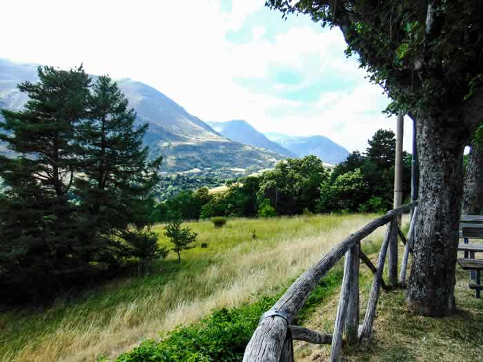 Panorama sui Sibillini dal parco di Montemonaco