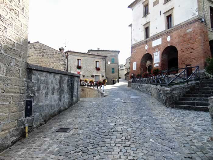 Via principale del paese di Montemonaco