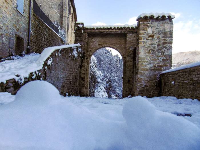 Arco del paese di Serra San Quirico