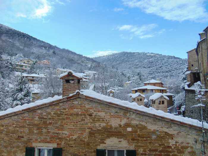 Paesaggio con case innevate