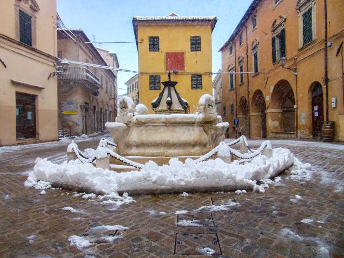 Piazza del borgo di Serra San Quirico