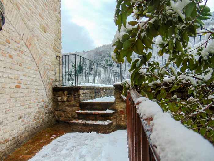 Vialetto innevato a Serra San Quirico