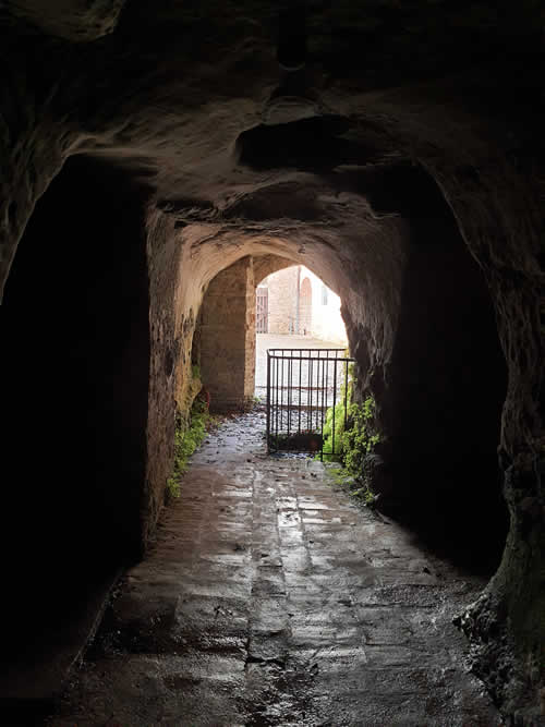 Interno della Grotta dell’Eremo dei Frati Bianchi