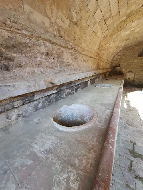 Lavatoi interno Eremo delle Grotte del Massaccio