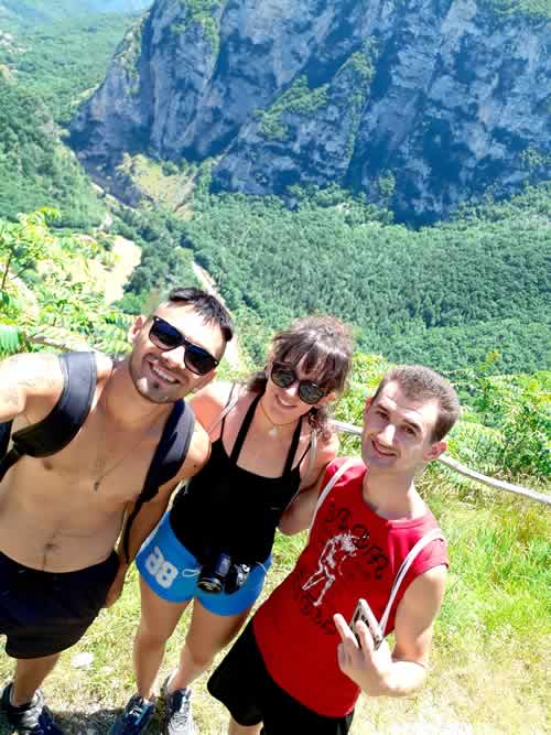 Ragazzi in escursione in montagna