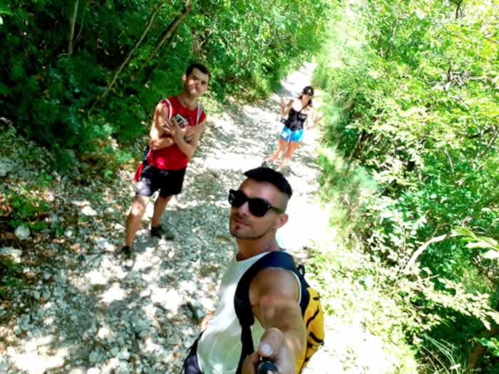 Ragazzi su un sentiero di montagna