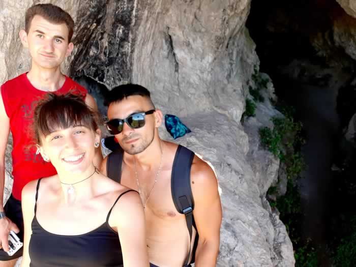 Escursionisti alla Grotta del Vernino