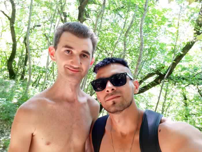 Amici in escursione nel bosco