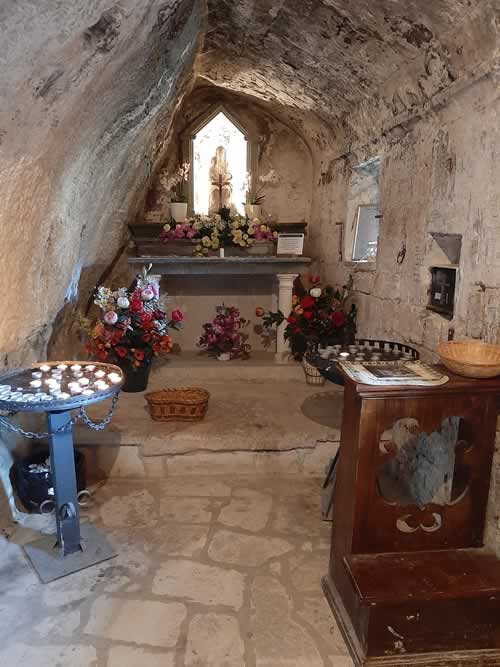 Statua di una Madonna con bambino