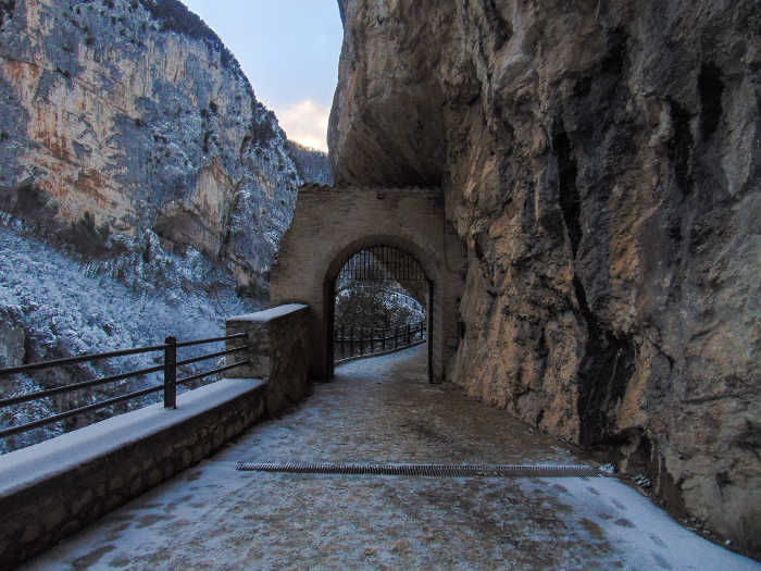 Ingresso al Santuario di Frasassi sul Parco Gola della Rossa