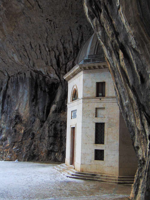 Il Tempio del Valadier sul Parco della Gola della Rossa