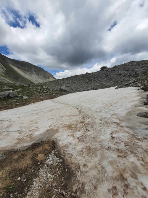 Neve che ricopre un sentiero