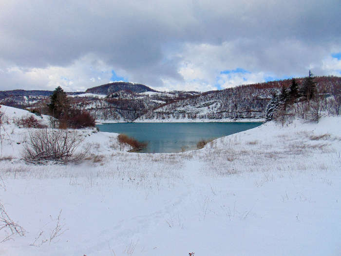 Lago di Fiastra in inverno con la neve