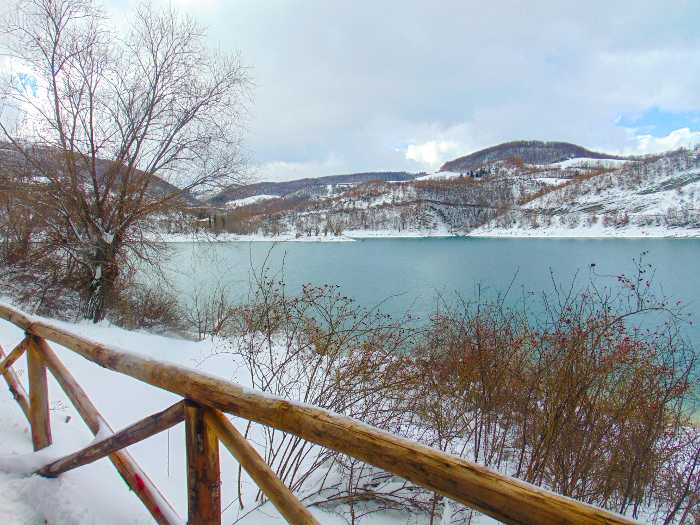 Lago di Fiastra innevato