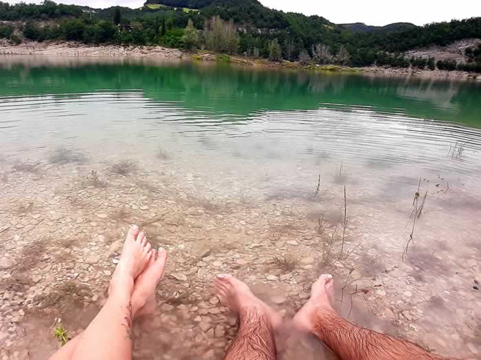 Ragazzi con piedi in acqua