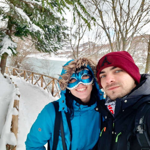 Coppia di ragazzi con la maschera