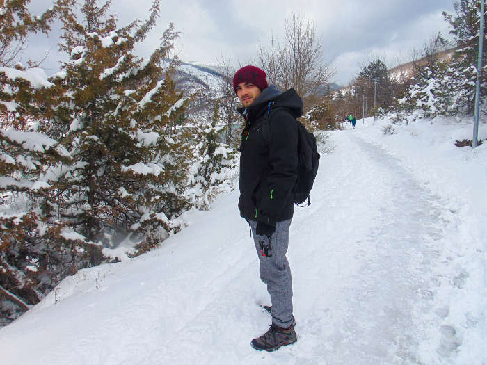 Ragazzo che passeggia sulla neve