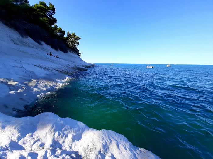 Scogliera che scende sul mare