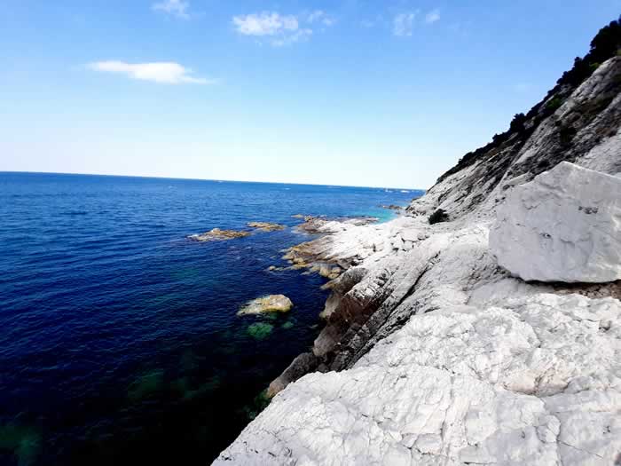 Costa rocciosa sul mare