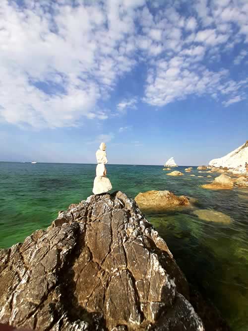 Scultura di sassi con mare sullo sfondo