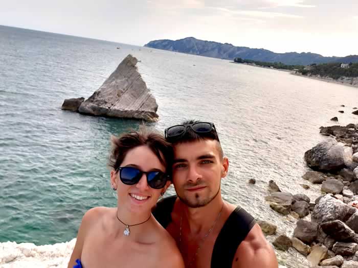 Selfie di coppia allo scoglio la Vela di Portonovo