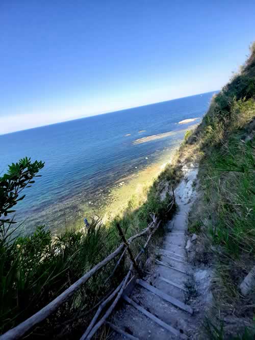 Sentiero che scende sul mare