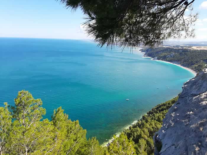 Costa rocciosa a picco sul mare