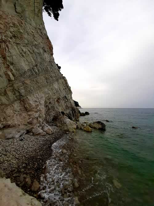 Costa rocciosa sul mare
