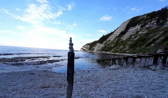 Scultura di sassi in spiaggia