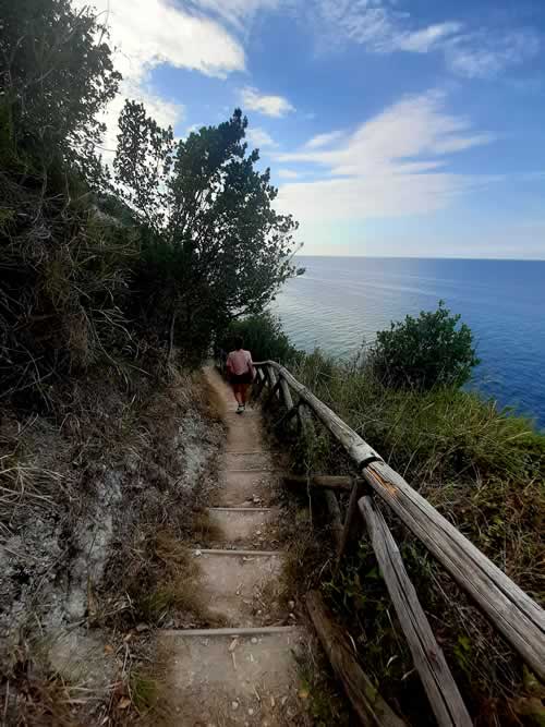 Il sentiero che porta alla Spiaggia della Scalaccia in Ancona