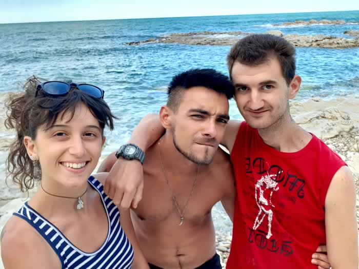 Amici in riva al mare