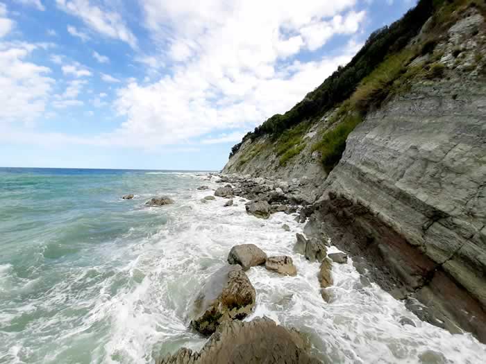 Costa rocciosa e mare mosso