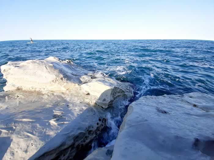 Mare aperto con scogli