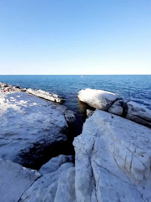 Mare con gli scogli