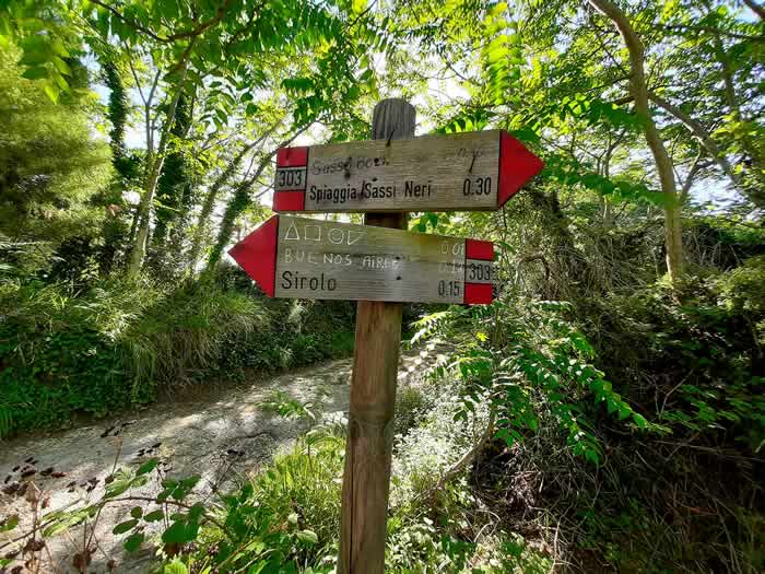 Cartelli indicazioni per la Spiaggia dei Sassi Neri