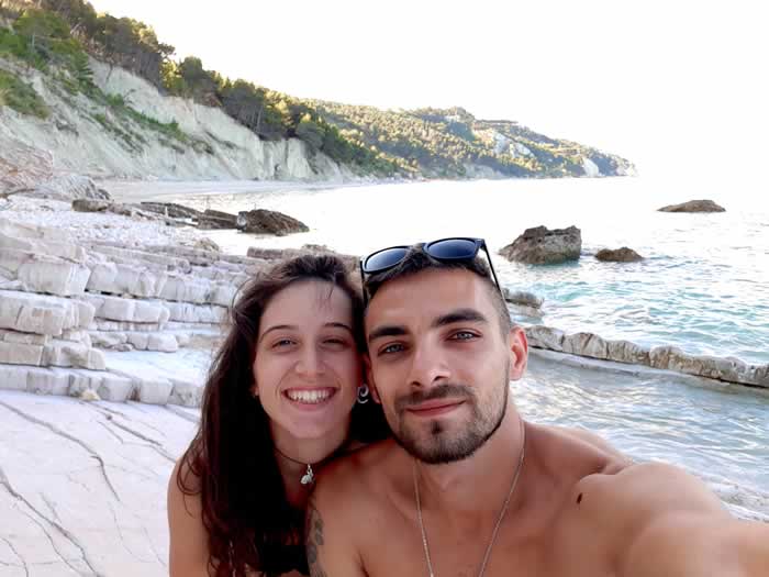 Ragazzi sulla Spiaggia dei Sassi Neri al Monte Conero