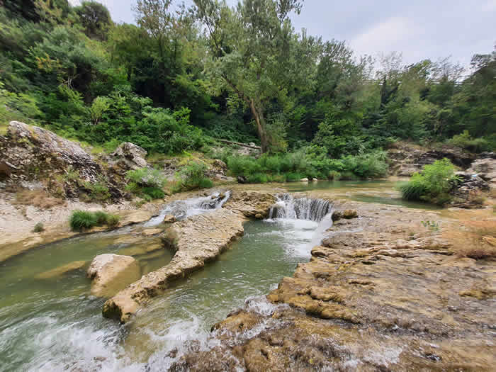 Cascatella sul fiume Metauro