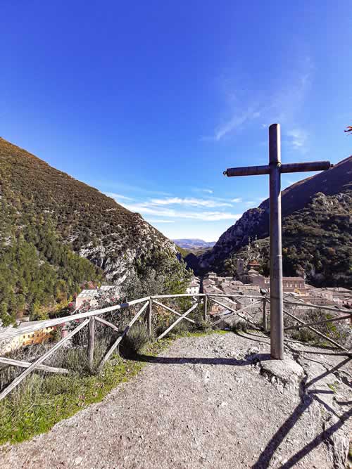 Croce sul colle di Pioraco